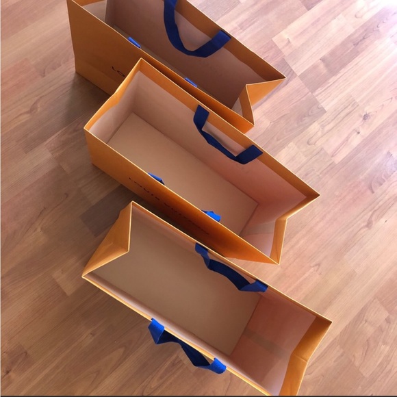 15.5" x 13.5" x 6.25"Authentic Louis Vuitton empty shopping bag 🛍 - Picture 4 of 4